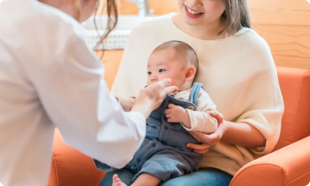 赤ちゃんをあやす画像