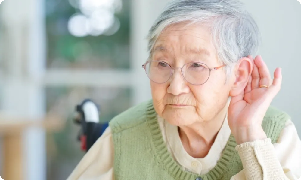 耳を傾けるおばあさんの画像